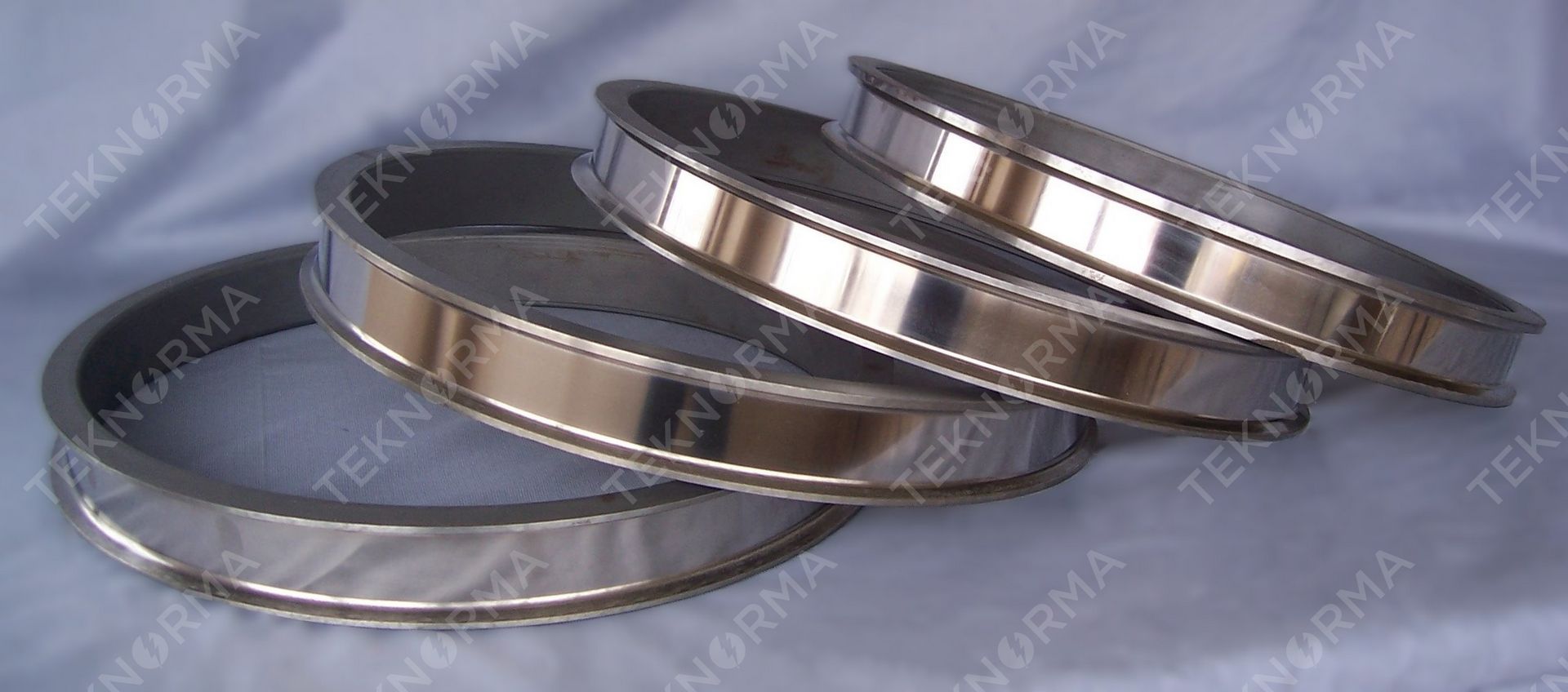 Grooved drawing capstans